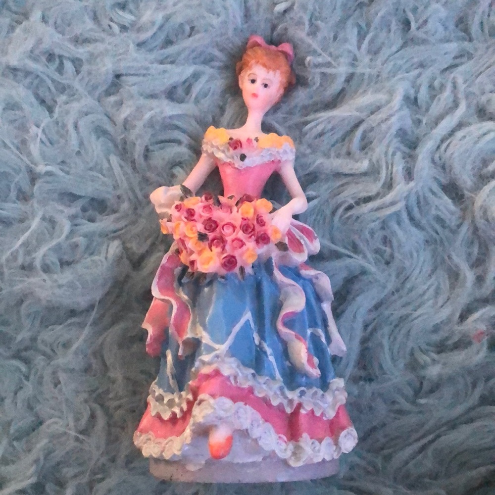 Lareaux ceramic figurine (Blue & Pink)